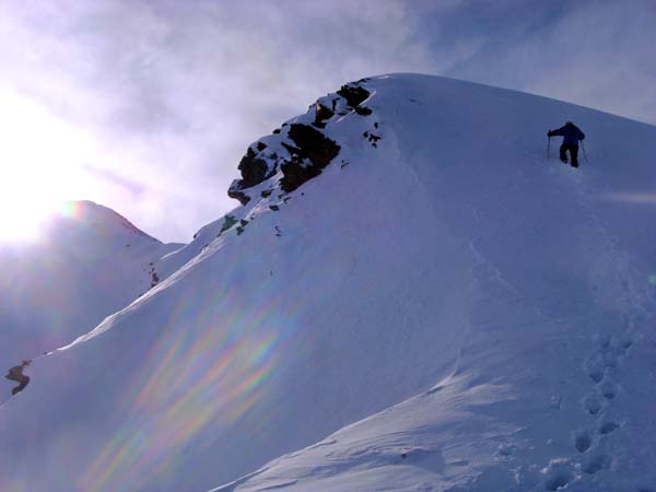 Erich erklimmt die Nordschulter, links in der Sonne der Gipfel