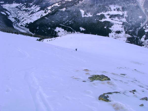 Abfahrt am breiten unteren Nordkamm gegen das Stanzer Tal