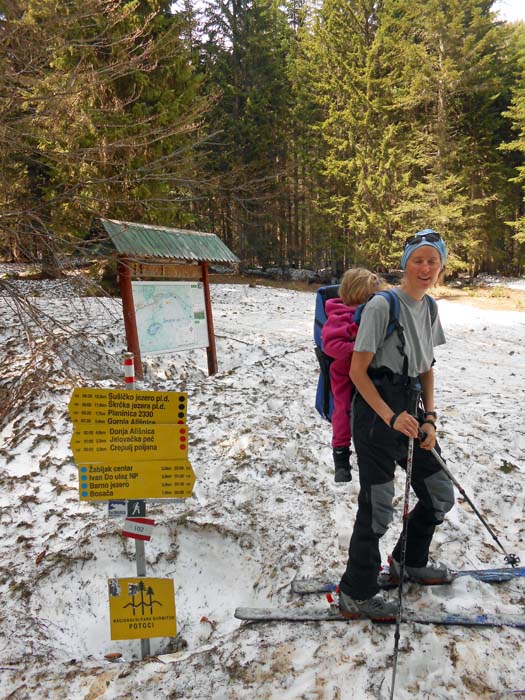 nach einem Kilometer ungeräumter Forststraße erreichen wir den Sommerparkplatz nahe dem Schlangensee; erstaunlicherweise ist solch ein Wanderwegschilderwald in Montenegro allgegenwärtig