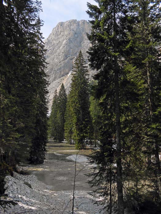 im Surdup, dem Talschluss unter der SO-Wand der Crvena greda, 2164 m, bildet sich im Frühjahr ein großer temporärer Schmelzwassersee, in dem zuweilen nicht nur die Wegmarkierungen versinken