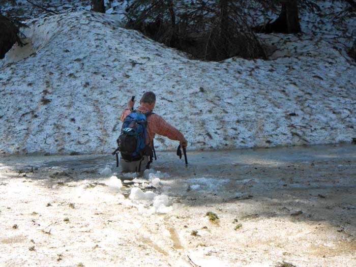 auf den letzten drei Metern Lektion Nummer 1: in Montenegro sind naturnahe Flussüberquerungen an der Tagesordnung