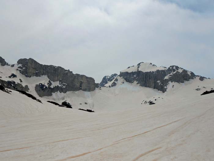 die einzelnen Plateaukessel kann man durchqueren oder rechts umgehen; im S die Strugascharte rechts der Bezimeni vrh, 2487 m, hinter dem sich der höchste Durmitorgipfel verbirgt