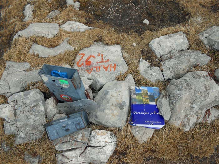 am schneefreien Gipfelplateau findet sich das Buch, gestiftet von serbischen Bergsteigern aus Novi Sad