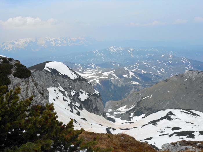 im NW locken bislang noch nie unternommene Abfahrten ins Sušicatal, links unten der Suvi klek, 2236 m; die völlig unbekannten Schiberge links hinten gehören bereits zu Bosnien-Herzegowina