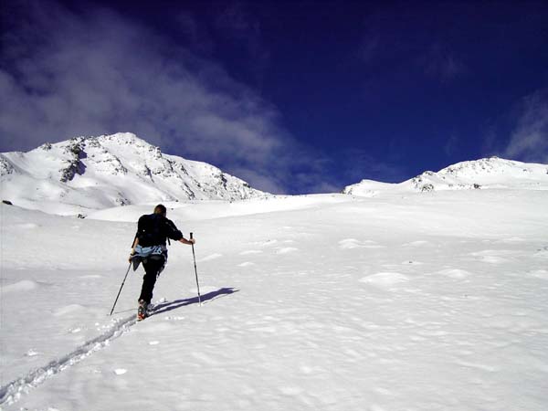 Aufstieg über den Pleresboden, links Portlersspitze, rechts unsere Pleresspitze