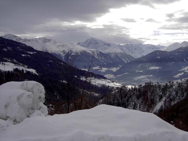 Blick vom Eingang ins Matschertal hoch über dem Malser Becken im Obervinschgau, in Bildmitte der Ortler