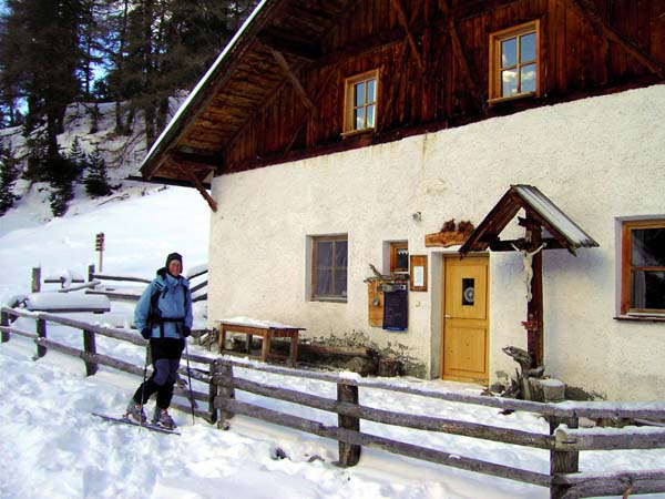 Ulli vor der Almhütte