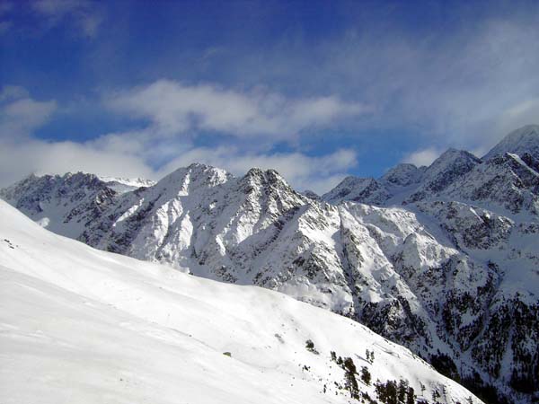 Blick über die Talverengung nach O auf den Saldurkamm, der links nach N direkt zur Weißkugel zieht