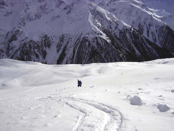 dieser Umstand und die permanenten Wumm-Geräusche in der Schneedecke lassen uns am Fuß der steileren Hänge umkehren