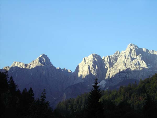 Razor (links) und Prisojnik von N (Kranjska Gora)