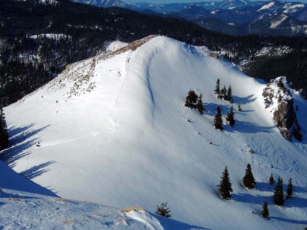 Blick vom Großen auf den Kleinen Königskogel - die Rucksäcke warten im Sattel