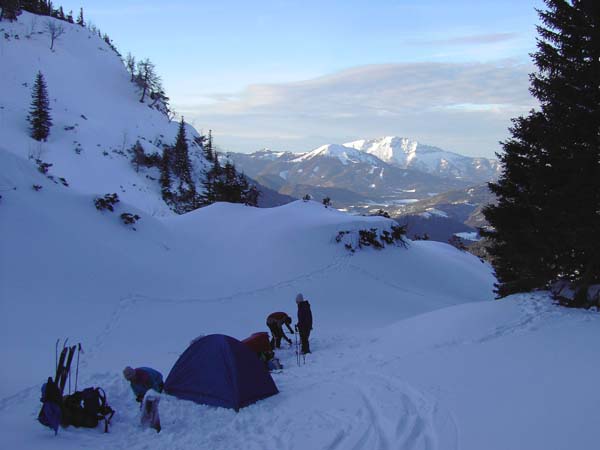 hinterm Hochschnäbelkogel finden wir knapp oberhalb der Einfahrt ins Jodelloch ein schönes Plätzchen für die Nacht