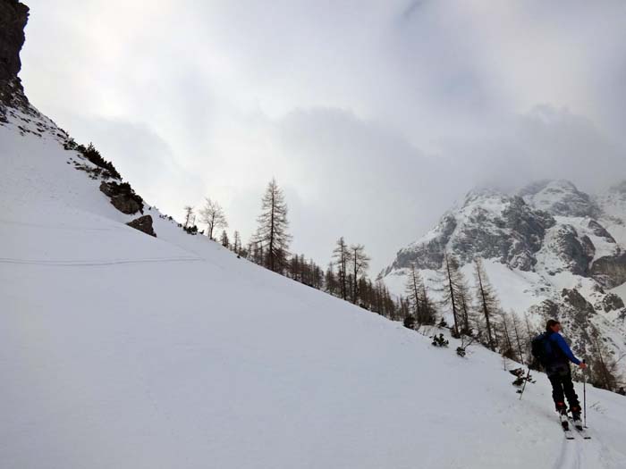 im Winklerkar, am Fuß des Felssporns; Ulli beginnt die Querung ins Eiskar