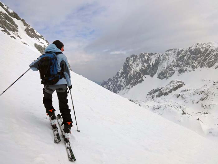 Rückblick auf die Karschwelle, darüber die Laglmauer