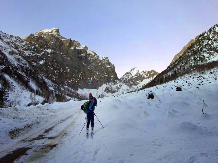 schon im Morgengrauen machen wir uns auf den Weg zur Unteren Valentinalm; links die Wände von Kollinkofel und Kellerspitzen, gerade voraus der Rauchkofel