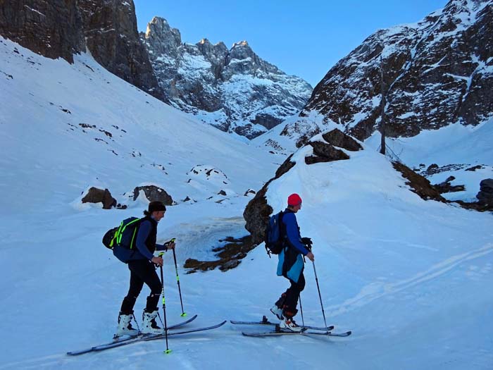 am ebenen Talschluss hinter der Oberen Valentinalm gleiten wir auf die Schlucht zu, die hinauf zum Valentintörl leitet