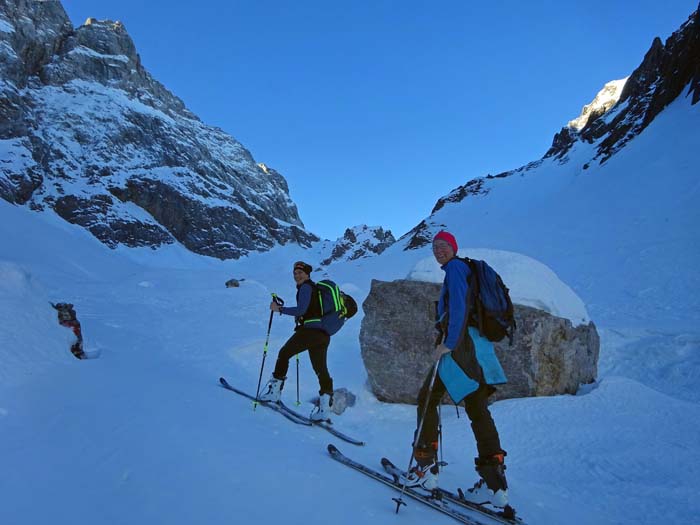 romantischer Aufstieg in bizarrer Hochgebirgslandschaft: heute mit von der Partie unsere freundliche Hauswirtin Sabine, die schon lange vom Rauchkofel im Winter träumt