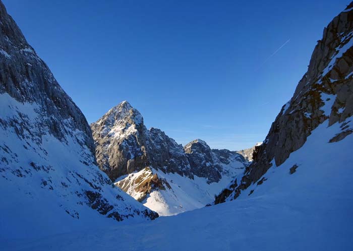 gegen Westen geht's zur Wolayerseehütte hinunter, einem beliebten Stützpunkt am Karnischen Höhenweg