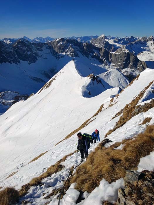 im Winter wird meist der etwas niedrigere Westgipfel bestiegen, Sabine möchte aber doch lieber zum Kreuz