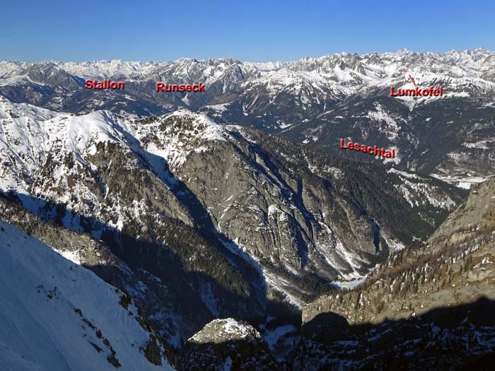 im Nordwesten verschmelzen Lienzer Dolomiten, Villgratner Berge und Schobergruppe; genau hinterm Lumkofel ist sogar der Großglockner auszumachen