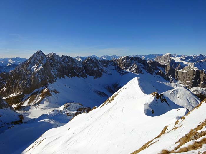 im Westen Wolayer Pass, Biegengebirge und Monte Peralba bis hin zu den Dolomiten