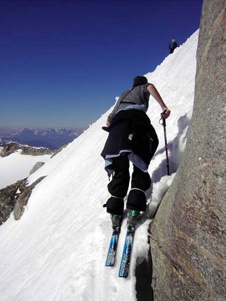 die Schlüsselstelle im direkten Anstieg über der Rojacher Hütte, eine steile Hangquerung um eine Felsnase