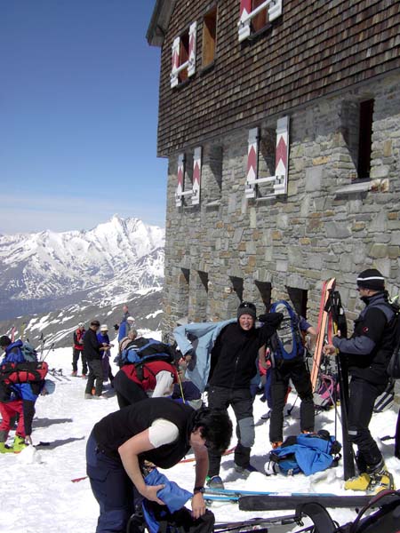 Hochbetrieb am Zittelhaus, dahinter der Großglockner