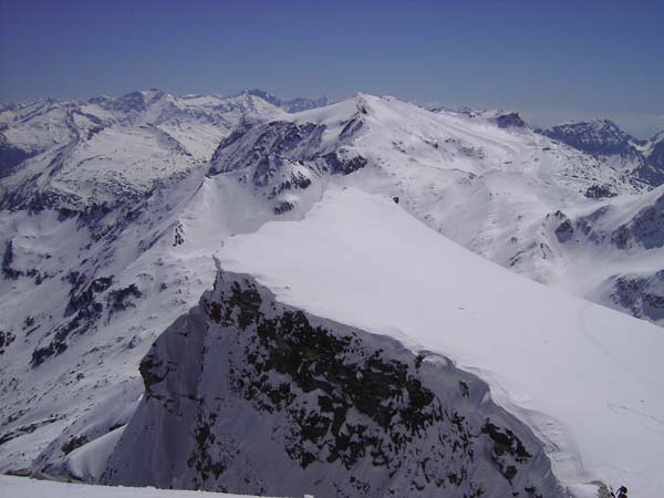 Blick nach OSO zum Schareck; gleich vor uns stürzt die östl. Nordwandrinne nach Kolm Saigurn hinunter, ...