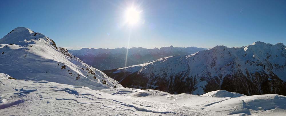 im S der Gipfel und die Sextener Dolomiten