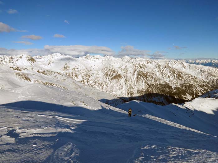 im NO der Auslauf des Kammes von der Mundsalspitze bis zum Bösen Weibele