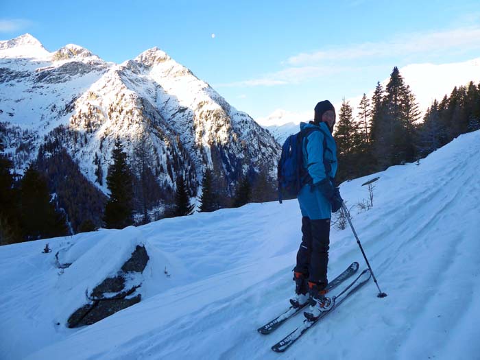 auf der Forststraße über dem Tunnel-Südportal, Blick gegen WSW auf Plattenkögel und Wildenkogel (ganz links)