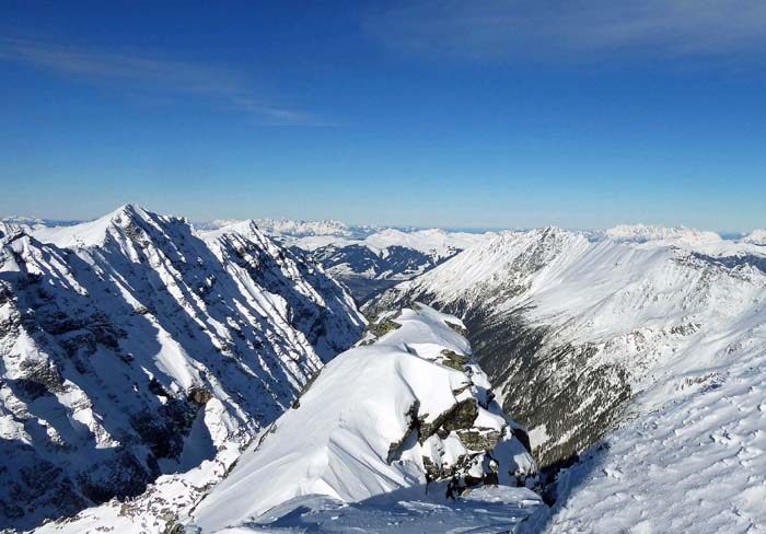 im Norden geht der Blick hinaus gegen Mittersill im Salzachtal, ganz hinten Wilder Kaiser und Steinberge