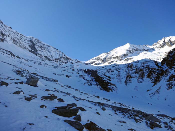das heuer schneearme untere Ritterkar am Fuß der Reißeck-Nordwand; in der Sonne Zaubernock und Ritterspitze