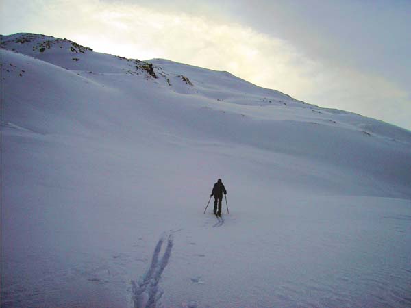 gemütlich - von der Piste weg - beginnt am Neujahrsmorgen der Aufstieg durch die NW-Flanke auf den Zwölferkopf; trotzdem mahnt ein Rojener beim Abmarsch zur Vorsicht