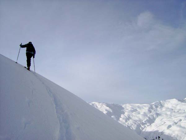 bald wird die Sicht umfassender; nach W auf die plateauartigen Ausläufer der Sesvennagruppe, ...