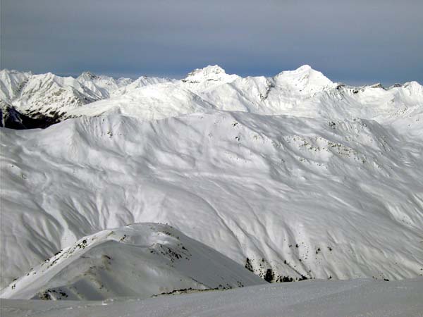 Blick vom Elfer auf den Zwölfer, darüber Silvretta und Samnaungruppe; die Bildmitte beherrschen Stammerspitze (links) und Muttler