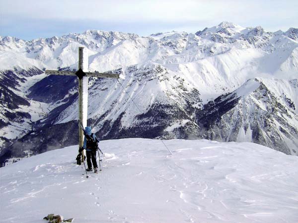 das Gipfelkreuz der Elferspitze gegen ONO; rechts oben die Weißkugel, der vierthöchste Berg Österreichs (nach Großglockner, Wildspitze und Kleinglockner)