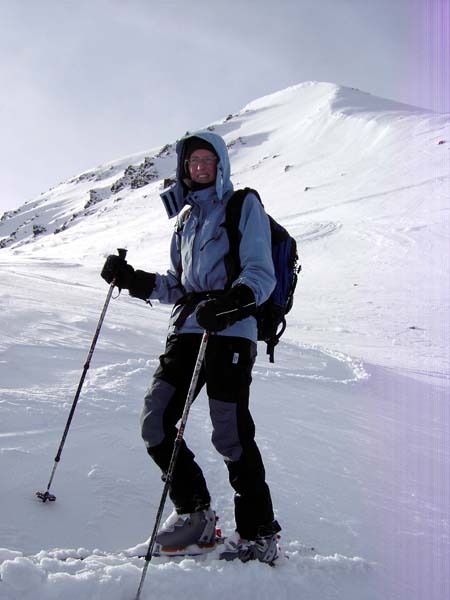 Rückblick auf die Gipfelflanke der Elferspitze; über den kleinen Schattenwulst rechts oben führt die Stufenleiter