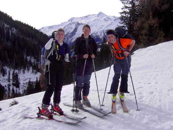 am Beginn des Aufstiegs; mit Hedi und Roman auf der Putzalm, Blick talaus  auf den Hütteltalkopf (nw. Venedigergruppe)