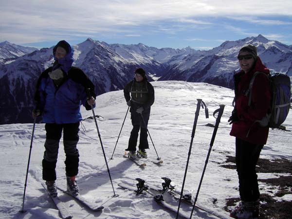 im S genau hinter Roman das Krimmler Achental, dieTrennlinie zwischen Venedigergruppe und Zillertaler Alpen