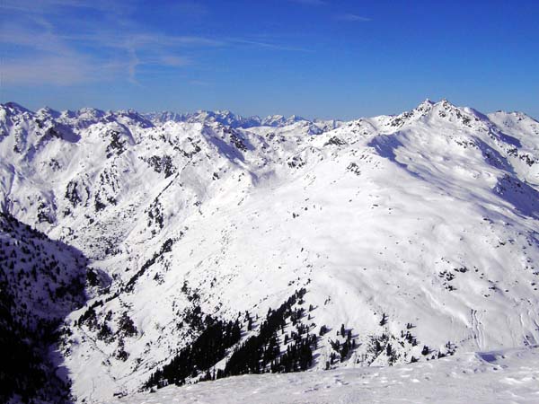 in wnw. Richtung reicht der Blick bis zum Karwendel, rechts der Salzachgeier-Doppelgipfel