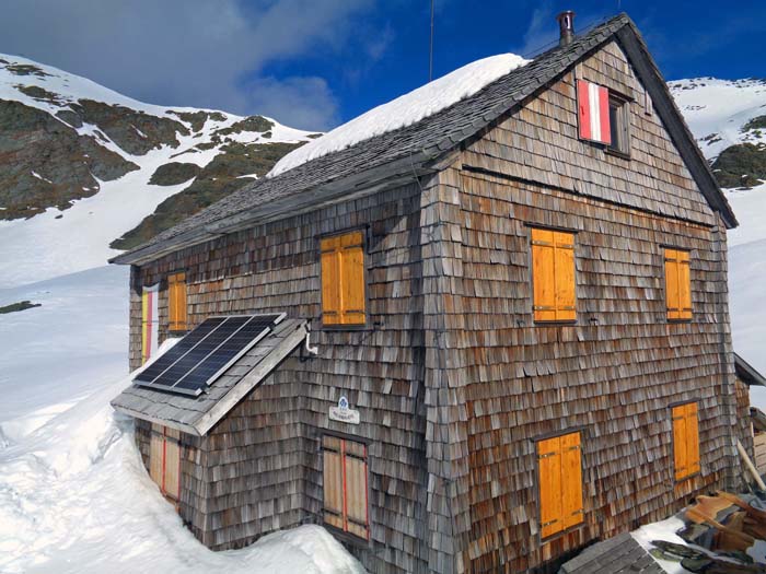 die urige Hütte (ab Anfang Juli bewirtschaftet) unterm Gipfel des Roten Beil (links) wartet mit einigen Überraschungen auf