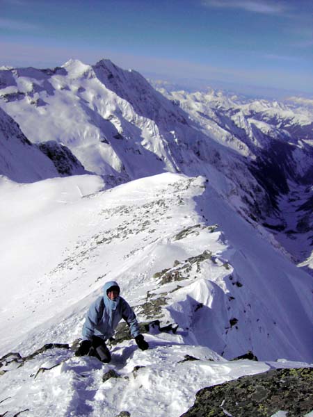 Ulli schummelt sich über beinharten Schnee zum Gipfel