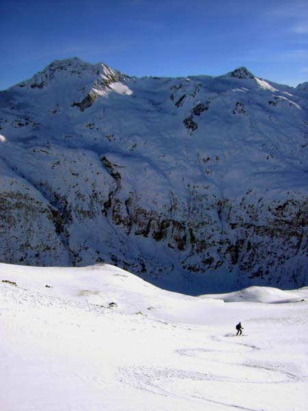 Blick nach S zum Gschlösskamm; links Wildenkogel, rechts Äußerer Knorrkogel, darunter das Innergschlöss