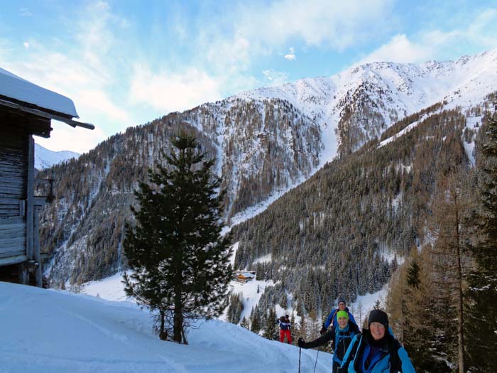 Ulli, Betti, Jo und Dave haben soeben die erste supersteile Wiese oberhalb des Parkplatzes bewältigt; jenseits des Arntales die Moseskunke