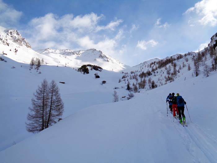 kurz oberhalb der Alm, etwa in Bildmitte die Öwelenke