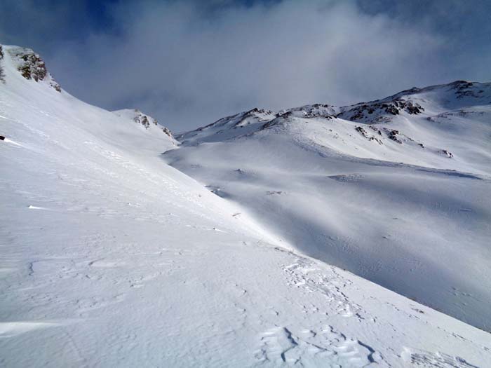 vor dem eingeblasenen Südosthang (links) endet unser Vertrauen in die Schneedecke