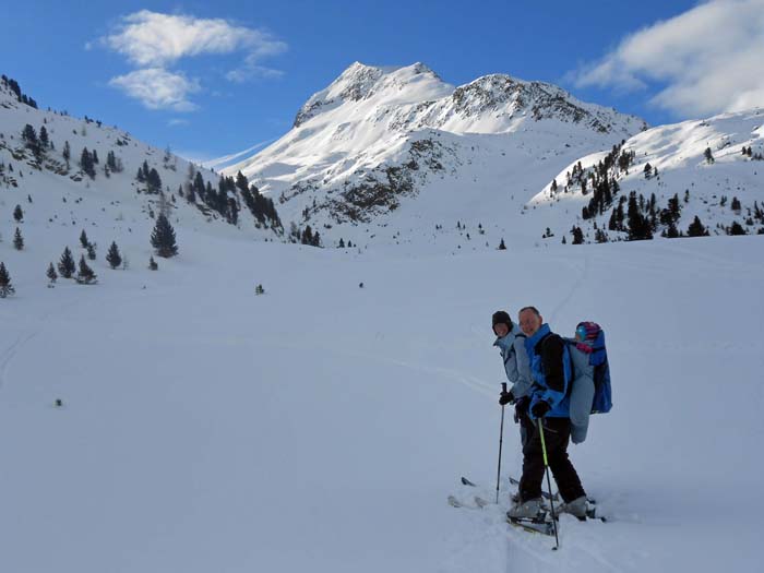 auf der kleinenTerrasse über dem Ackstallbachtal (Staatsgrenze); vorne links geht's hinauf auf die südtiroler Staller Alm