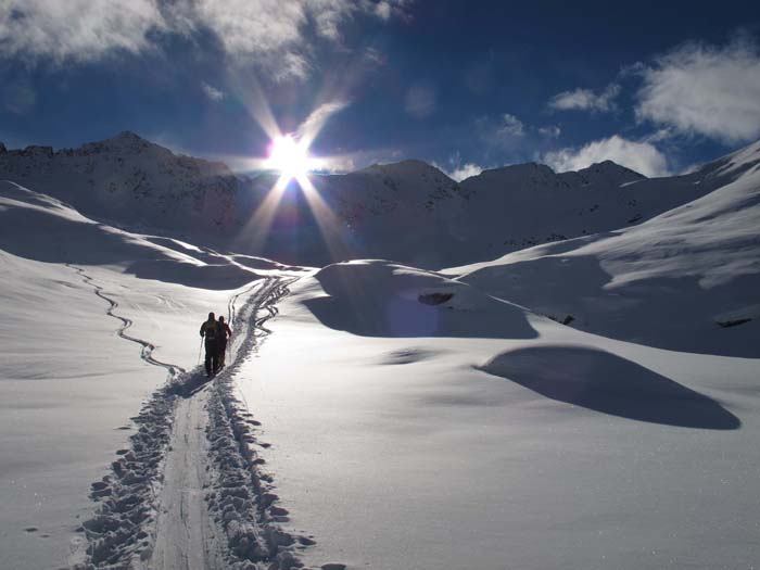 das reizvolle Spiel zwischen Licht und Schatten begleitet uns bis hoch hinauf; links die Kaserspitze