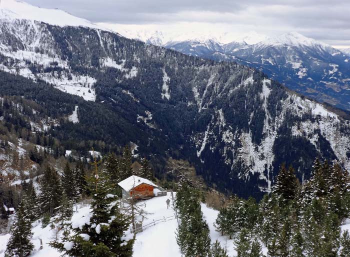 das kleine Holzhaus, 1960 m, links oben das Zettersfeld, rechts davon die Kreuzeckgruppe; die Waldgrenze ist nicht mehr weit